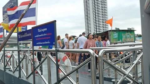 People can getting around the riverside area of Bangkok by river boats. Vidéo 119618070
