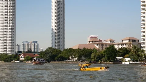 People can getting around the riverside area of Bangkok by river boats. 動画素材 119690505