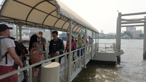 People can getting around the riverside area of Bangkok by boats 動画素材 318091607