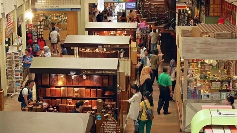 People can seen exploring and shopping around the Central Market. Vidéo 80902195