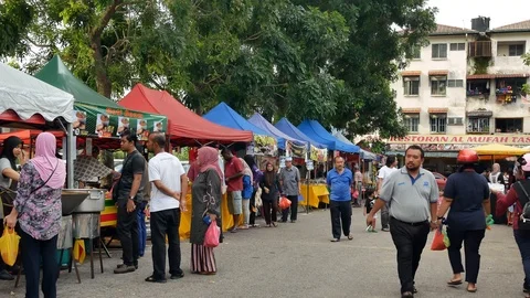 People can seen exploring and buying foods around the Ramadan Bazaar. 動画素材 108985092