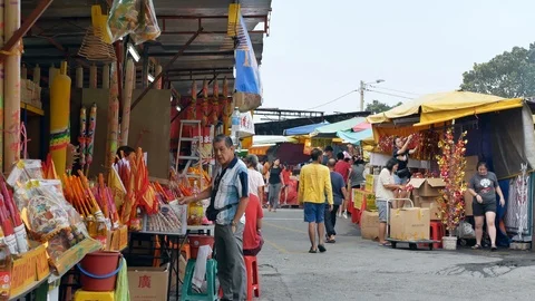 People can seen exploring and praying during Nine Emperor Gods Festival. Stockbeeldmateriaal 117853764