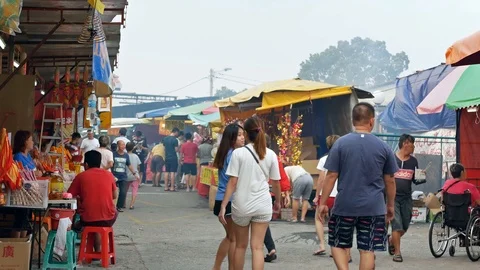 People can seen exploring and praying during Nine Emperor Gods Festival. Vidéo 117854270