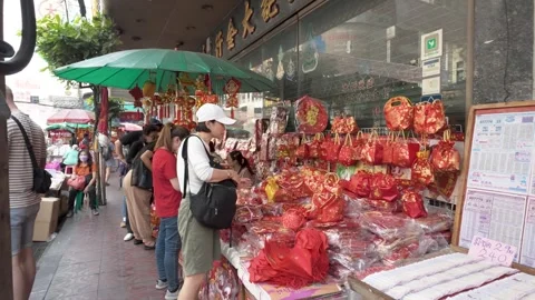 People can seen exploring and shopping around Bangkok's Chinatown Stockbeeldmateriaal 300070621