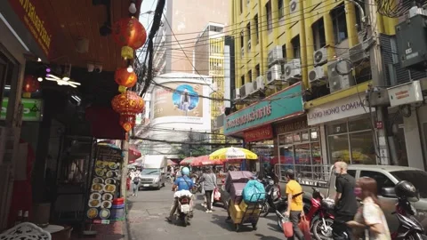 People can seen exploring and shopping around Bangkok's Chinatown Stockbeeldmateriaal 300070624