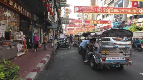 People can seen exploring and shopping around Bangkok's Chinatown 库存影片 300070771