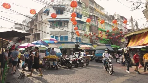 People can seen exploring and shopping around Bangkok's Chinatown 库存影片 300644818