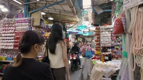 People can seen exploring and shopping around Bangkok's Chinatown Vídeo Stock 301299115