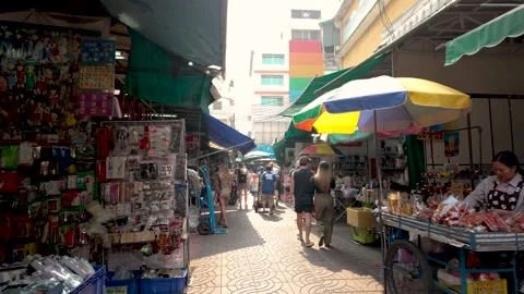 People can seen exploring and shopping around Bangkok's Chinatown. Stockbeeldmateriaal 314214880