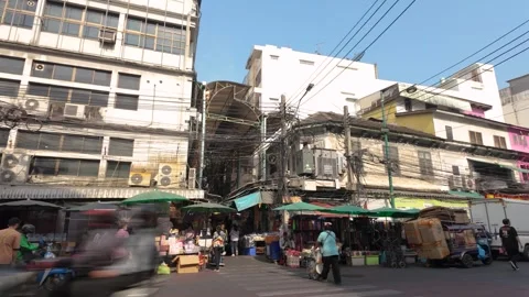 People can seen exploring and shopping around Bangkok's Chinatown. Vidéo 314530826
