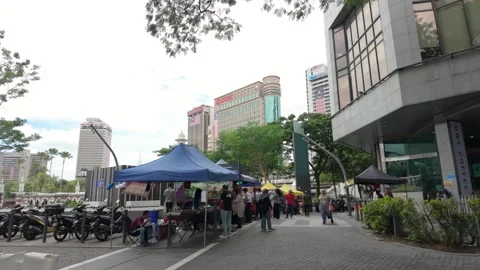 People can seen exploring and buying food at the market 動画素材 317021289