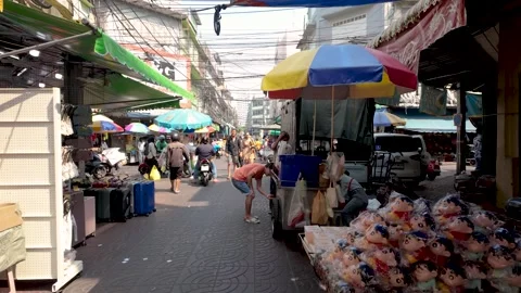 People can seen exploring and shopping around Bangkok's Chinatown. Stock-Footage 319978395
