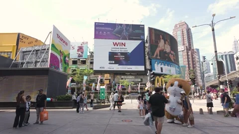 People can seen exploring the area of Bukit Bintang, Malaysia. 動画素材 293047047