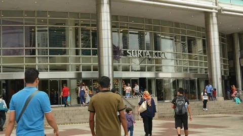 People can seen exploring around Suria KLCC shopping centre 動画素材 109469126
