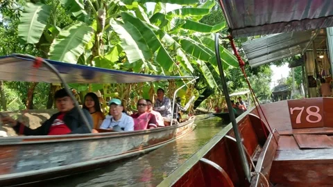 People can seen exploring around Damnoen Saduak floating market by the boats. 動画素材 130903534