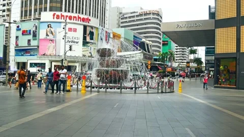 People can seen exploring around Pavilion Kuala Lumpur,Malaysia Vidéo 201204557
