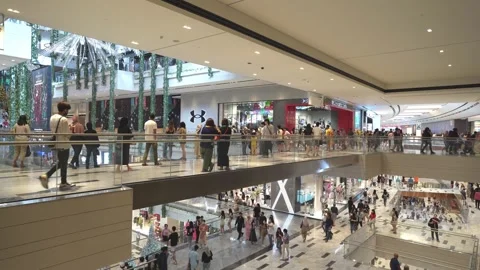 People can seen exploring around The Exchange TRX mall. 库存影片 257675820