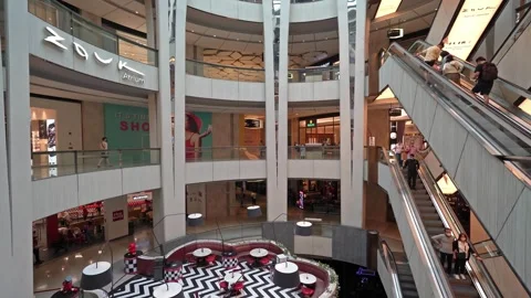 People can seen exploring around SkyAvenue Genting Highlands Vidéo 272200353