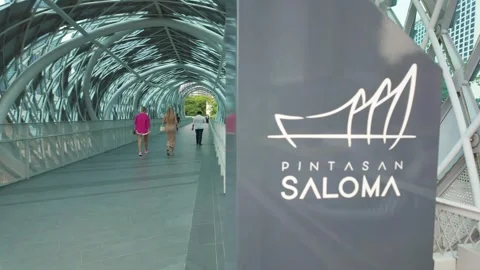 People can seen exploring around the Pintasan Saloma bridge 動画素材 276167076