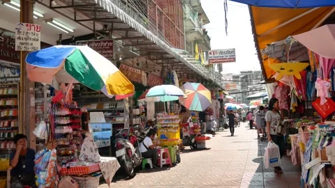 People can seen exploring around Bangkok's Chinatown 動画素材 318399848