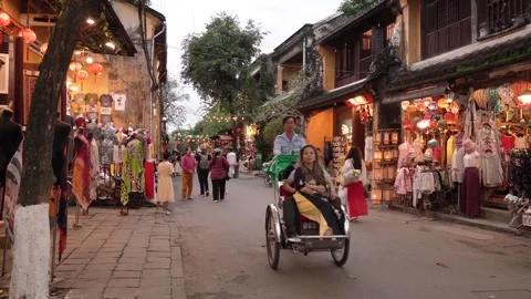 People can seen exploring around Hoi An, Vietnam during evening Stockbeeldmateriaal 328001922
