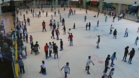 People can seen playing ice skating in IOI City Mall at Putrajaya Malaysia. Видео 79552596