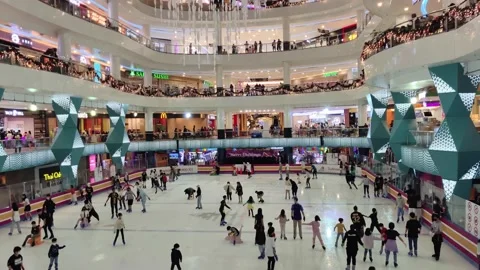 People can seen playing ice skating in the Sunway Pyramid shopping mall. Видео 224016818