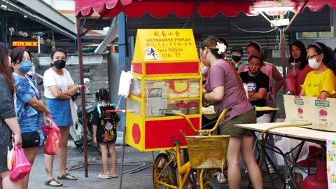 People can seen queuing around the food stall to buy the Vietnamese popiah. 動画素材 214345422