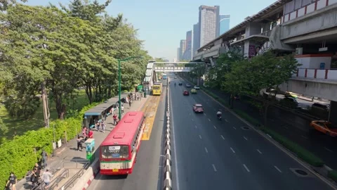 People can seen using public transportation to the Chatuchak Weekend Market Stockbeeldmateriaal 314530780