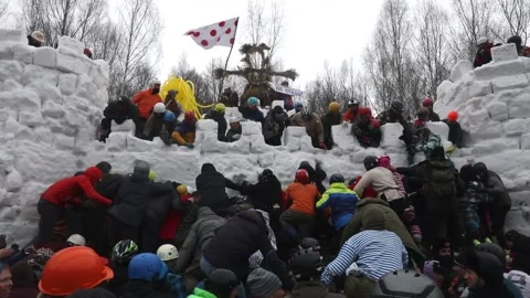 People capture a snow castle during a celebration of Maslenitsa festival Vídeo Stock 150315980