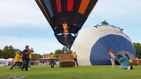 People capturing launch of hot air balloon in Italy Vidéo 280892277