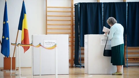 People casting their votes during European Parliament Elections in Bucharest Video stock 119694223