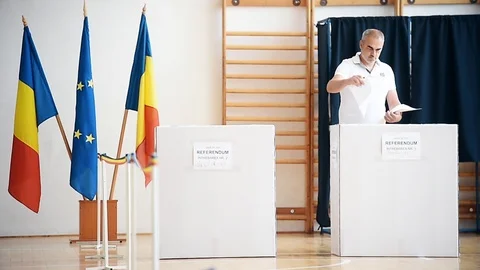People casting their votes during European Parliament Elections in Bucharest 스톡 동영상 119694401