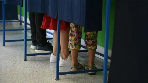 People casting a vote into the ballot box during corona virus pandemic Video stock 139973516