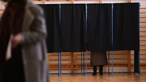 People casting votes Vidéo 70791203