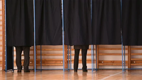 People casting votes 動画素材 70791534