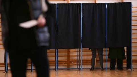 People casting votes Vidéo 70791556