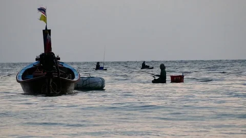 People catch fish sitting in a canoe, fishing in the Andaman Sea. Vídeos de archivo 73617552