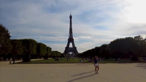 People at Champ de Mars with the Eiffel Tower on background on a sunny day. Stock-Footage 280337067