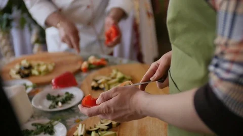 People chopping red pepper at master class Vidéo 75379341