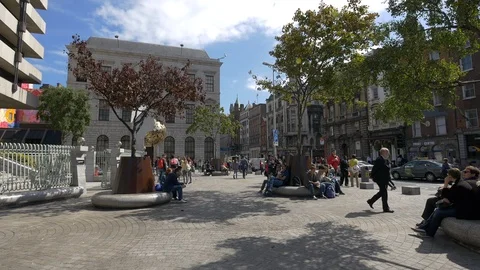 People in a city square Vídeos de archivo 86508764