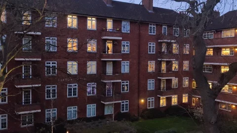 PEOPLE CLAPPING FOR NHS ESSENTIAL WORKERS DURING COVID-19 UK LOCKDOWN, 4K Stock Footage 127592782