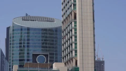People cleaning windows on a skyscraper Stock-Footage 154873995