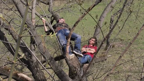 People climb a tree Stockbeeldmateriaal 75336072