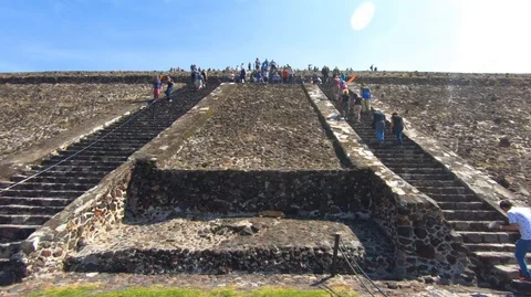 People climbing the middle section of the pyramid of the sun in Teotihuacan Video stock 97995826