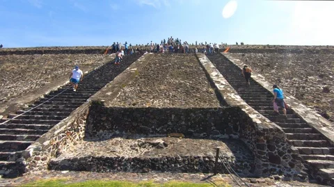 People climbing the middle section of the pyramid of the sun in Teotihuacan Video stock 97995831