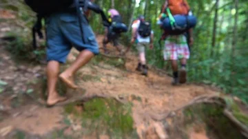 People climbing a mountain 스톡 동영상 86045612