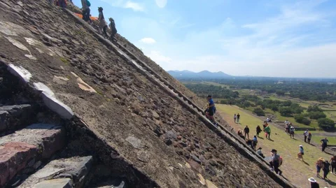 People climbing the top section of the pyramid of the sun in Teotihuacan Video stock 98004687