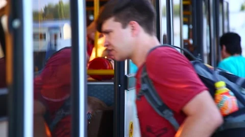 People come to the bus 動画素材 53867078
