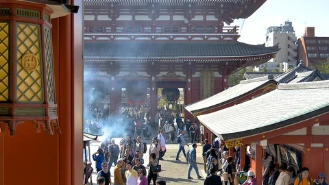 People coming inside the Senso-ji temple in Tokyo Japan Видео 129280171